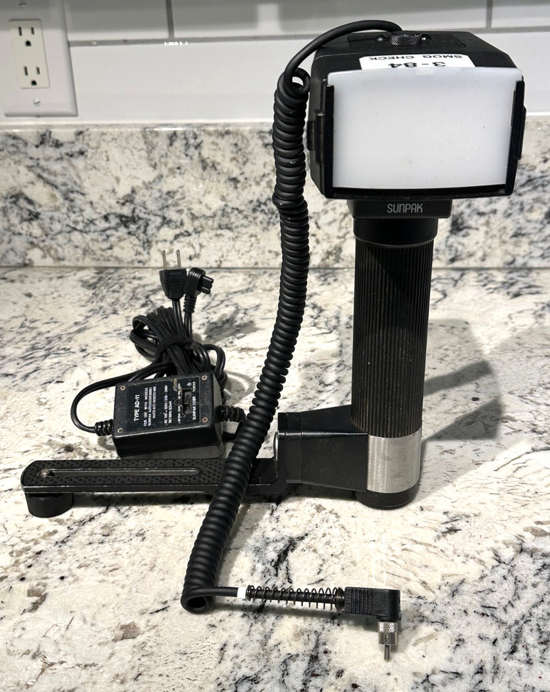 SUNPAK AUTO 611 Thyristor Handle Mount Flash w/Power Supply & Diffuser Tested