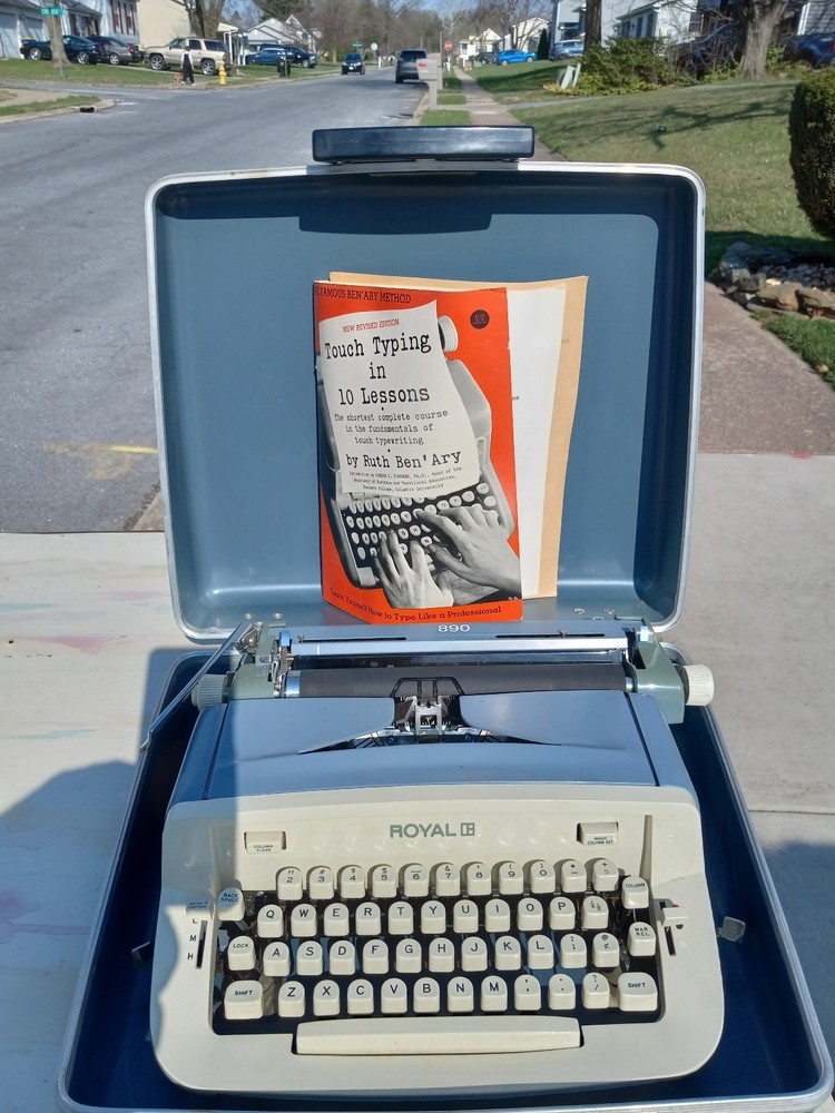 Royal 890 typewriter with carrying case