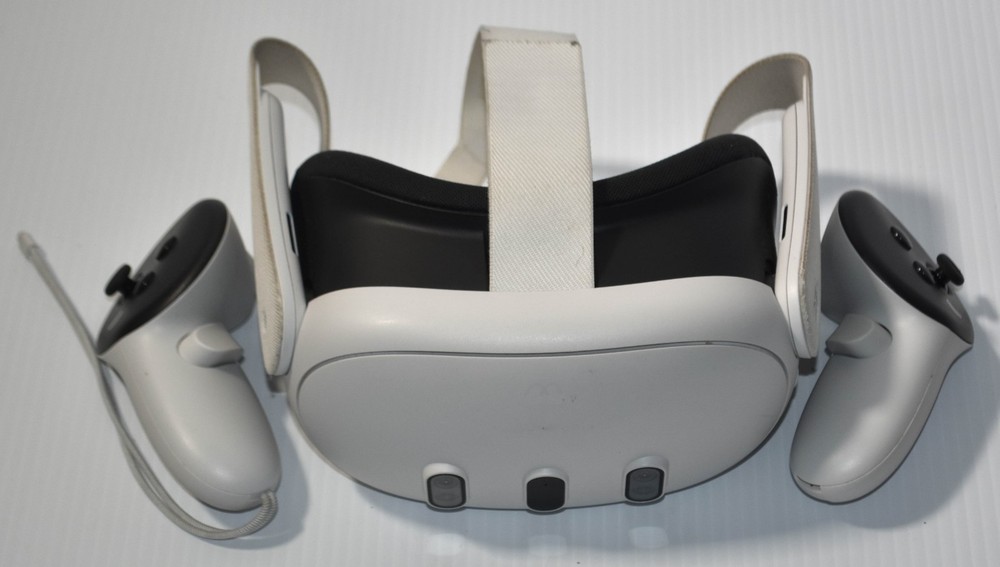 Meta Quest 3 VR Headset 128GB w/ Controllers - Working