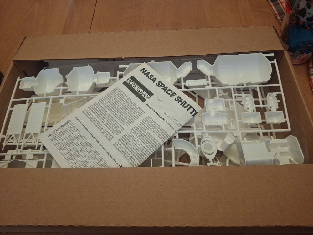 New Revell NASA Space Shuttle 1/72 OPEN BOX