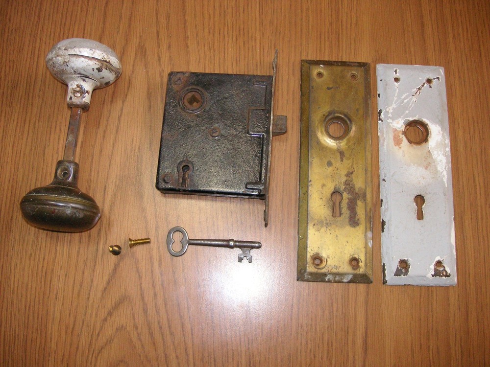 Vintage Skeleton Keyhole Door Lock with  Key