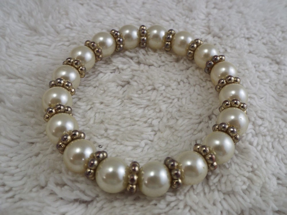 White Goldtone Bead Stretch Bracelet (A49)
