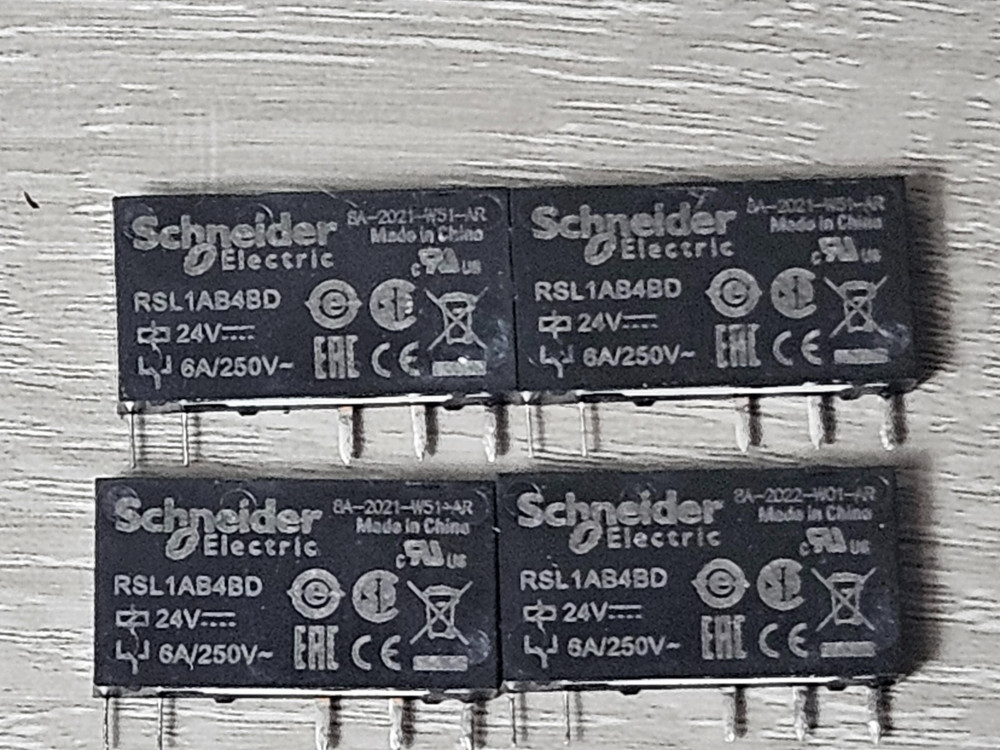 Schneider Electric RSL1AB4BD - lot of 4
