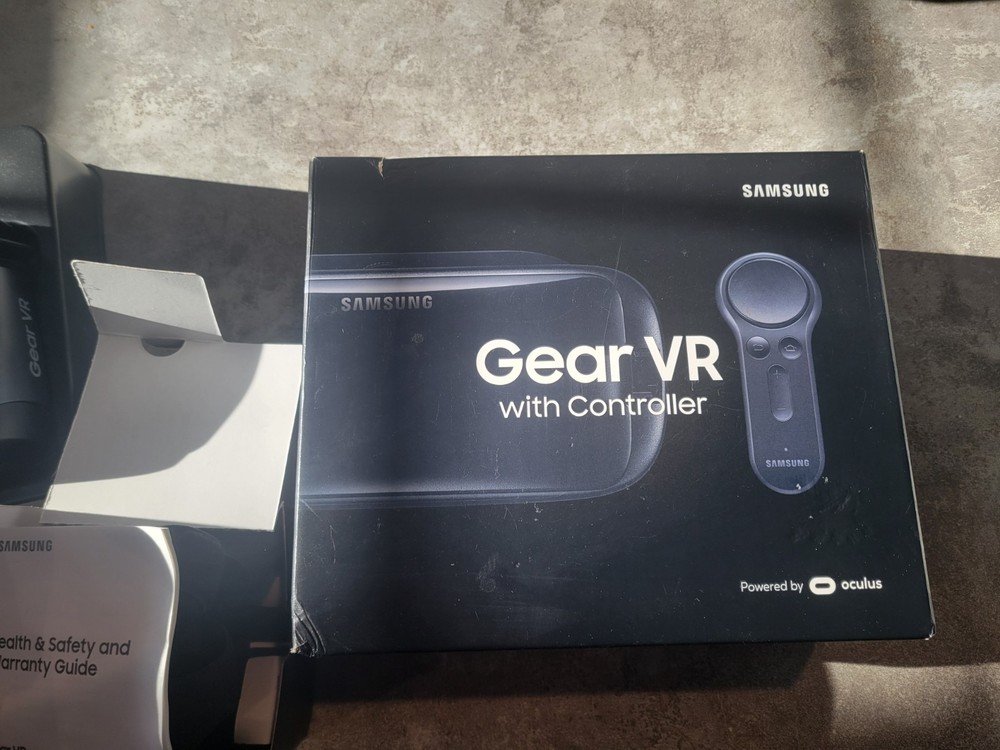Samsung SMR324 Gear VR with Controller - Black