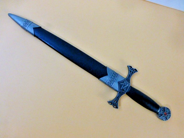 Knotted Celtic Dagger Replica Unsharpened New in Box