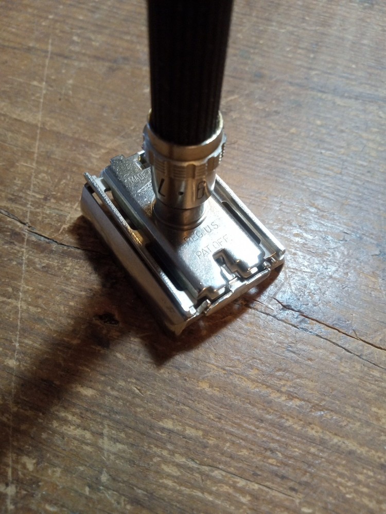 VINTAGE GILLETTE BLACK HANDLE SLIM ADJUSTABLE DATE CODE S-1 GOOD CONDITION 1972