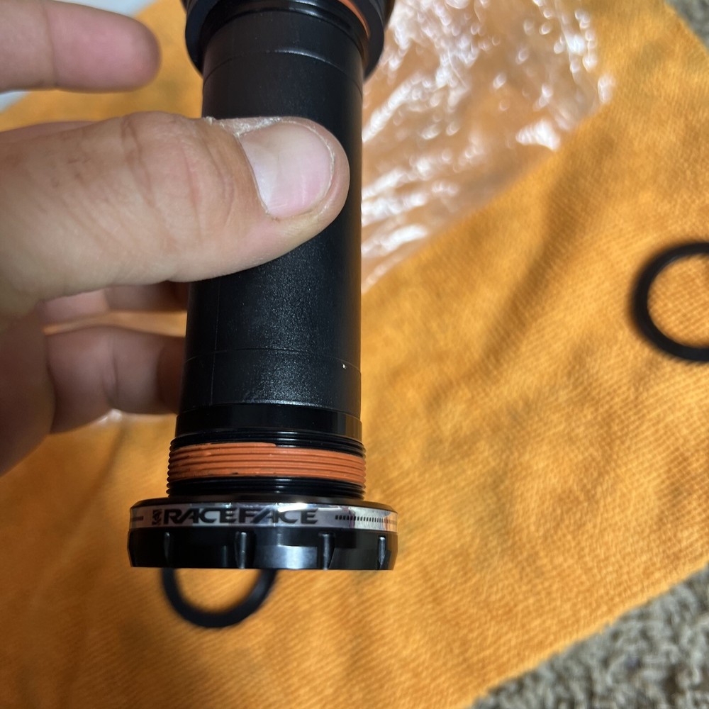 RaceFace CINCH Bottom Bracket BB BSA 100mm Shell x 30mm Spindle External Seal