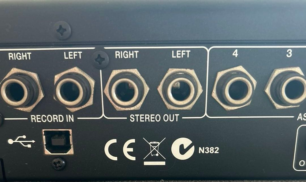 AKAI MPC1000 Sampling Machine Sampler Stereo 32 voices 64-track sequence Used