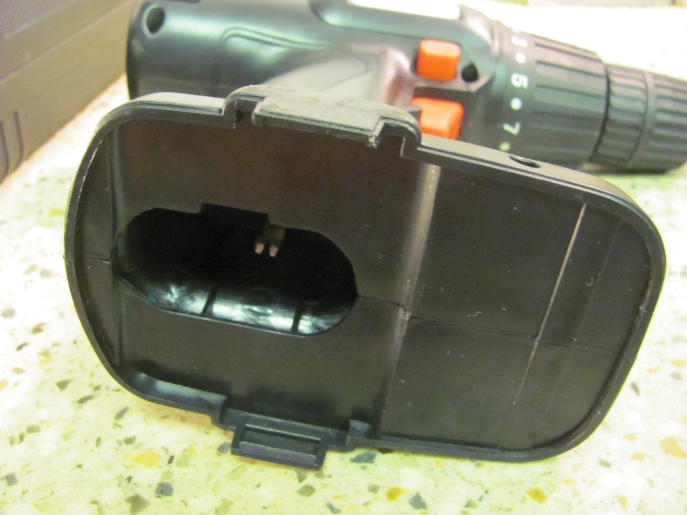 SOLID BRAND DRILL - NO BATTERY - W/ CASE AND BITS