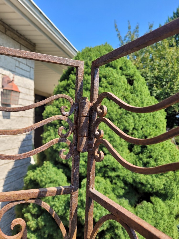 Vintage iron scroll screen divider