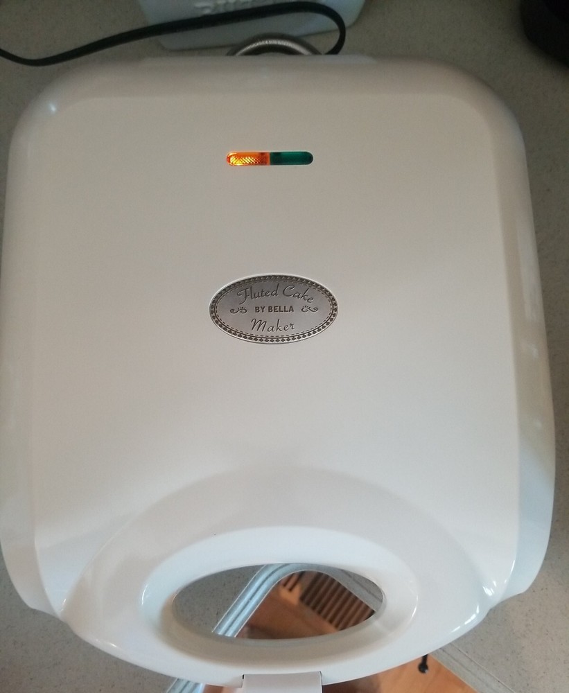 Non stick BELLA Fluted Bundt Style Cake Maker