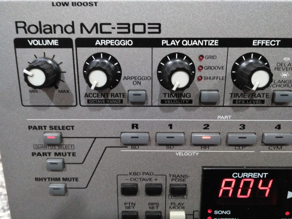 Roland MC-303 Groovebox Sample Drum Machine Synthesizer Mint condition