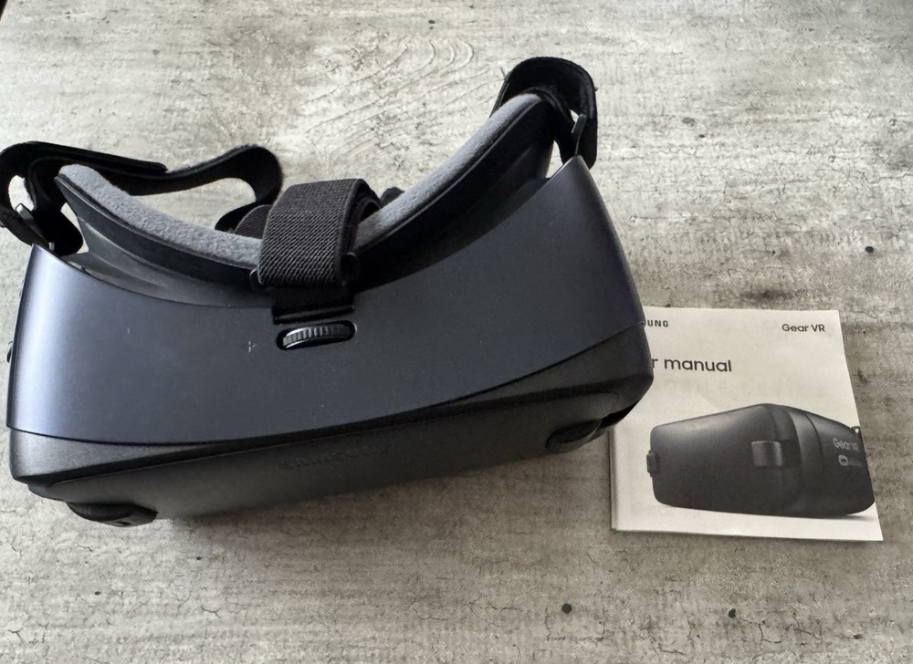Samsung Gear VR Powered By Oculus, Steelseries Controller, & Hermit Shell Case