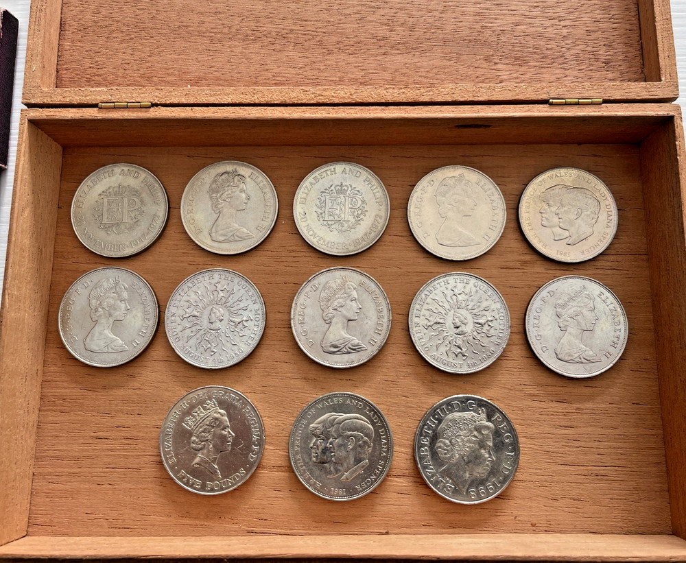 Assorted Bundle Uncirculated British Commemorative Crowns & Coins Inc Cigar Box
