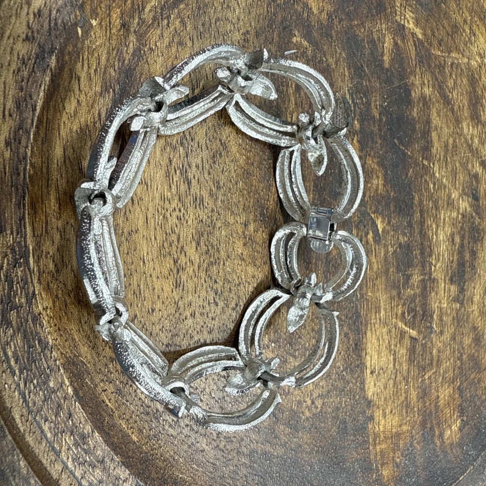 Vintage Trifari Signed Bumpy & Smooth Open Circle Silvertone Link Bracelet