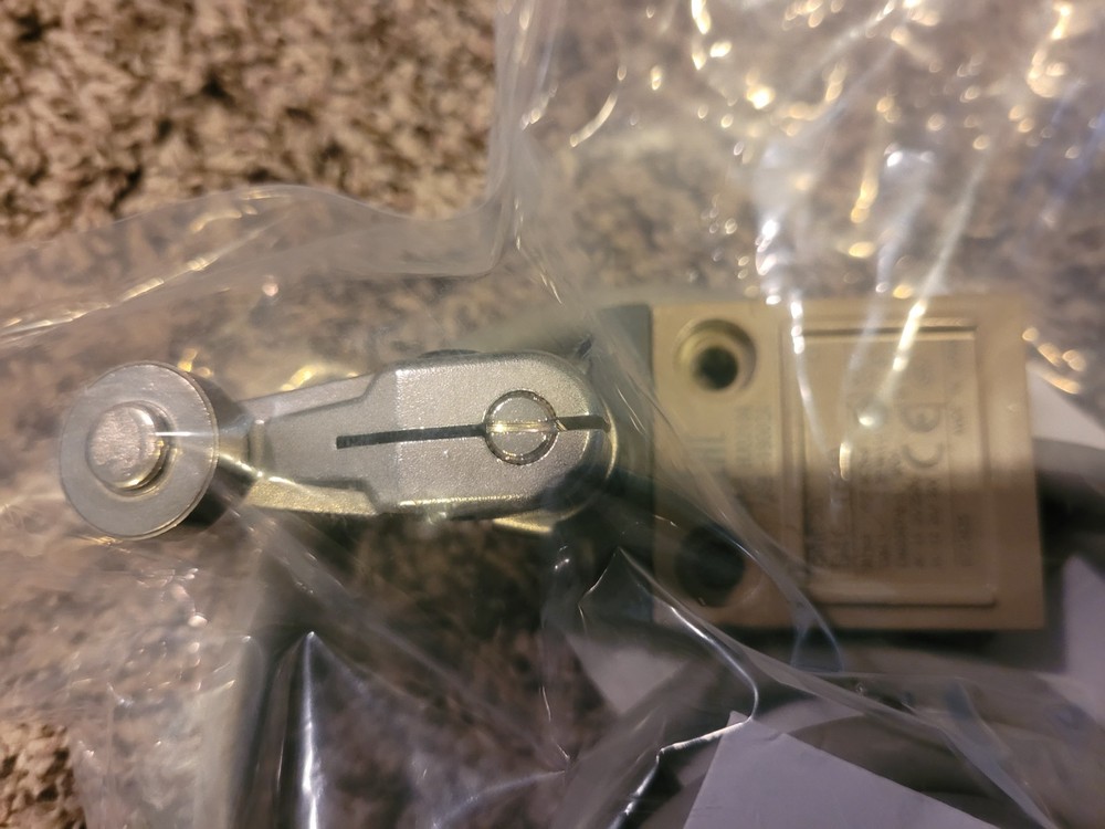Omron D4C-1620 Limit Switch New In Bag