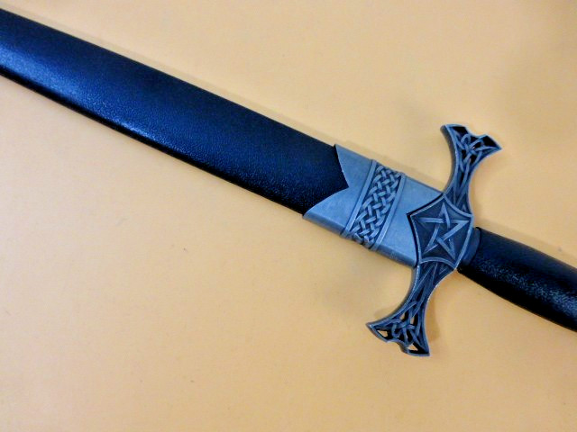 Knotted Celtic Dagger Replica Unsharpened New in Box