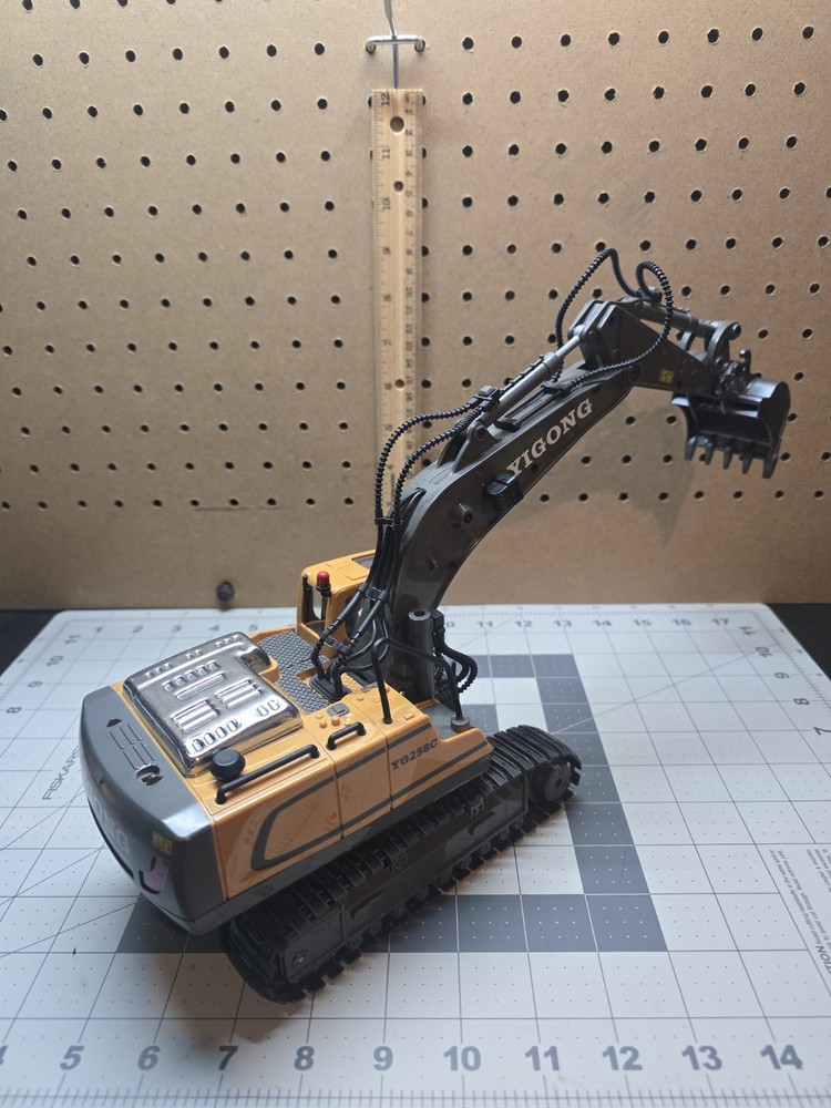 Remote Control Truck 1:20 11CH RC Excavator Construction Missing Remote UNTESTED