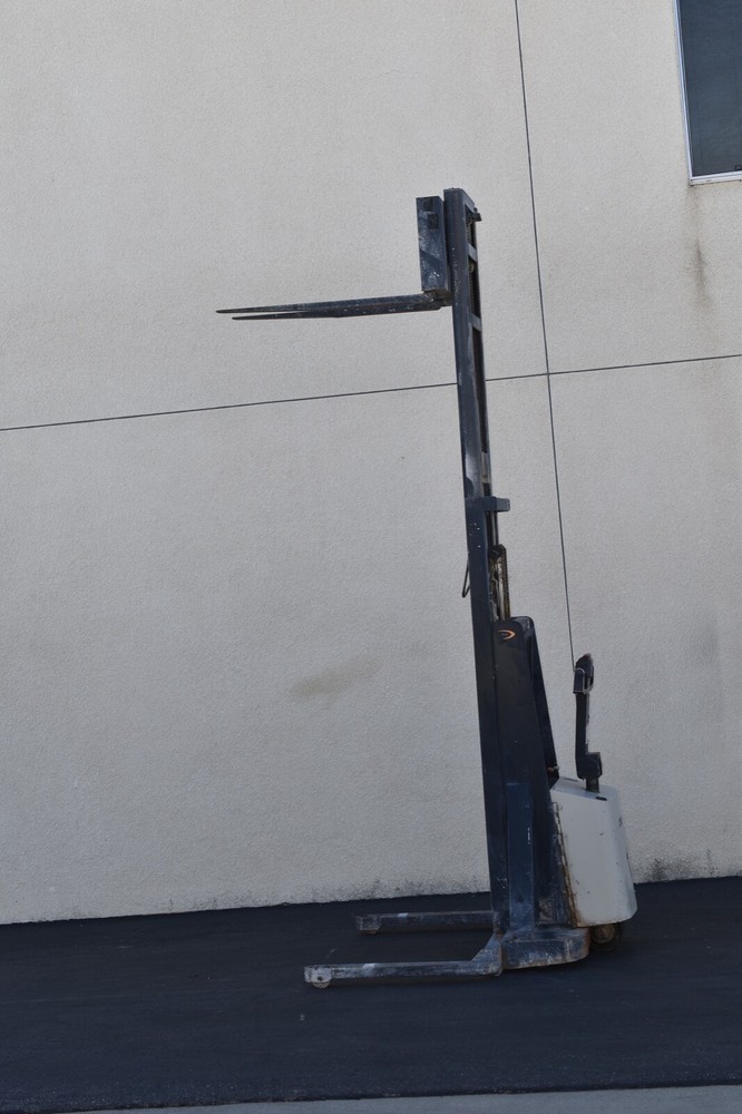 Crown 20MT Electric Walkie Straddle Stacker pallet jack