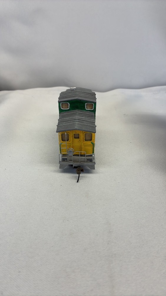 Bachmann HO Train Display Caboose NORTHERN PACIFIC RAILWAY