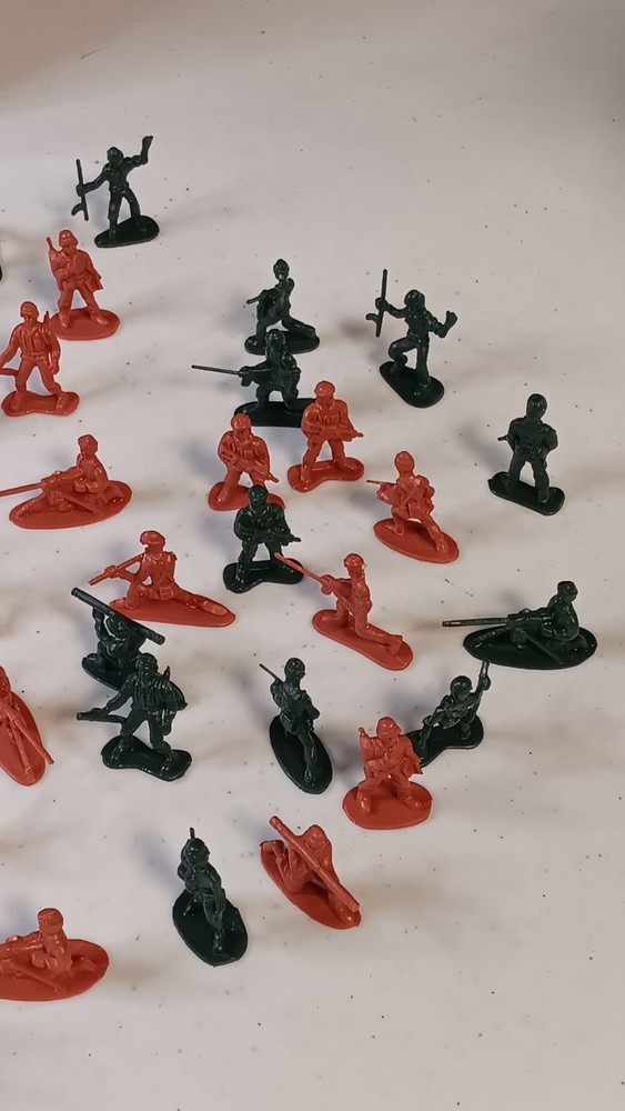 Schylling Minature Soldiers Retro 60 pack, two colors, 11 diff poses, 3 Missing