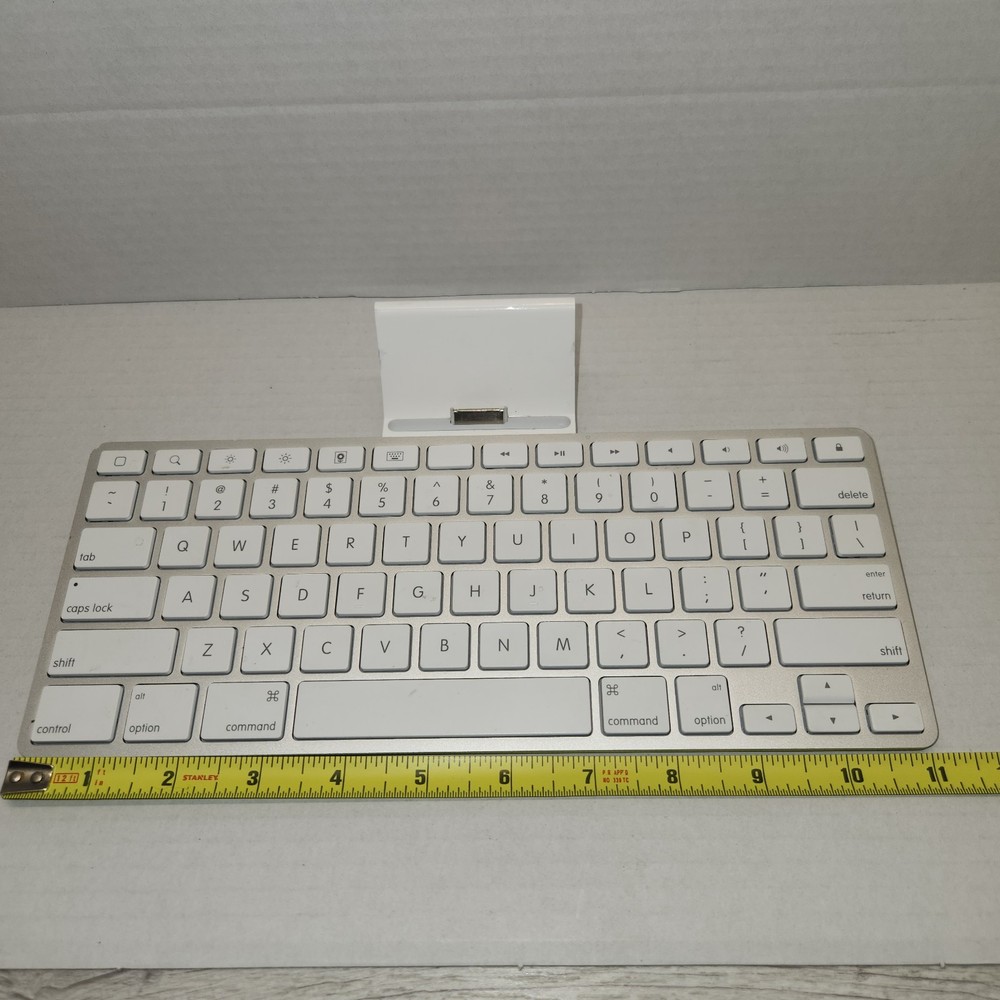 Apple iPad Keyboard Dock A1359 White C1