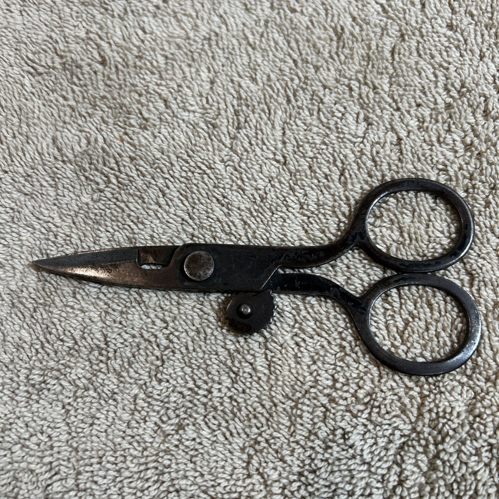 Vintage Fine Cutlery Buttonhole Sewing Scissors W/Adjustable Wheel Still Sharp!