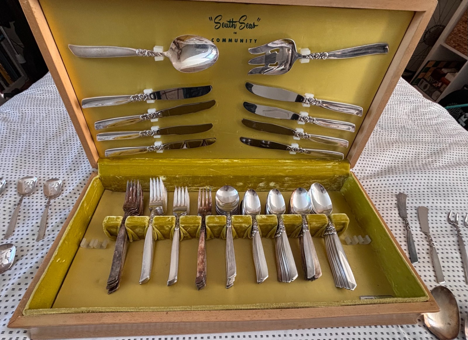 VINTAGE SILVER-PLATED COMMUNITY SOUTH SEAS PATTERN 130 PCS SET IN ORIGINAL CHEST