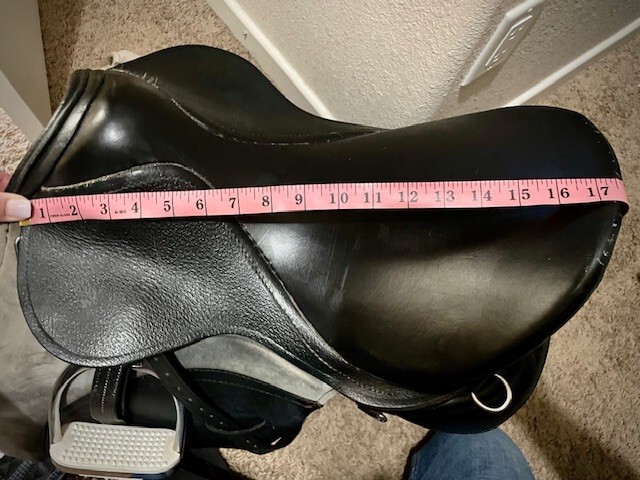 ENGLISH SADDLE WITH TACK 17.5" SEAT