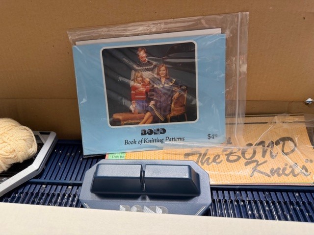 BOND Knitting machine with patterns, instructions, and accessories