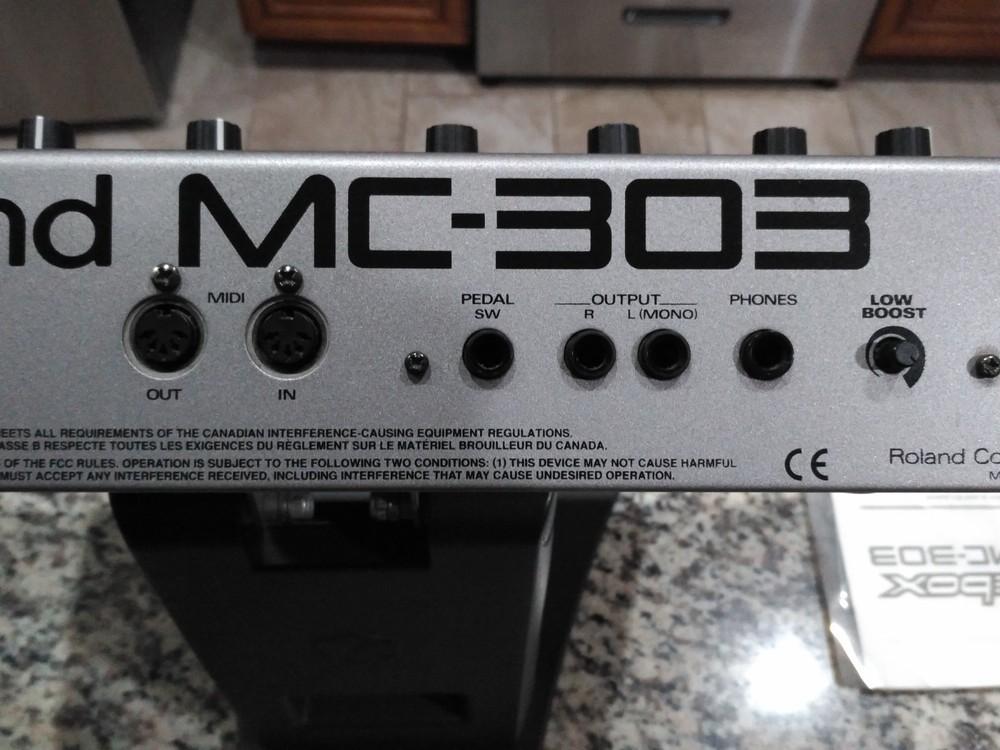 Roland MC-303 Groovebox Sample Drum Machine Synthesizer Mint condition