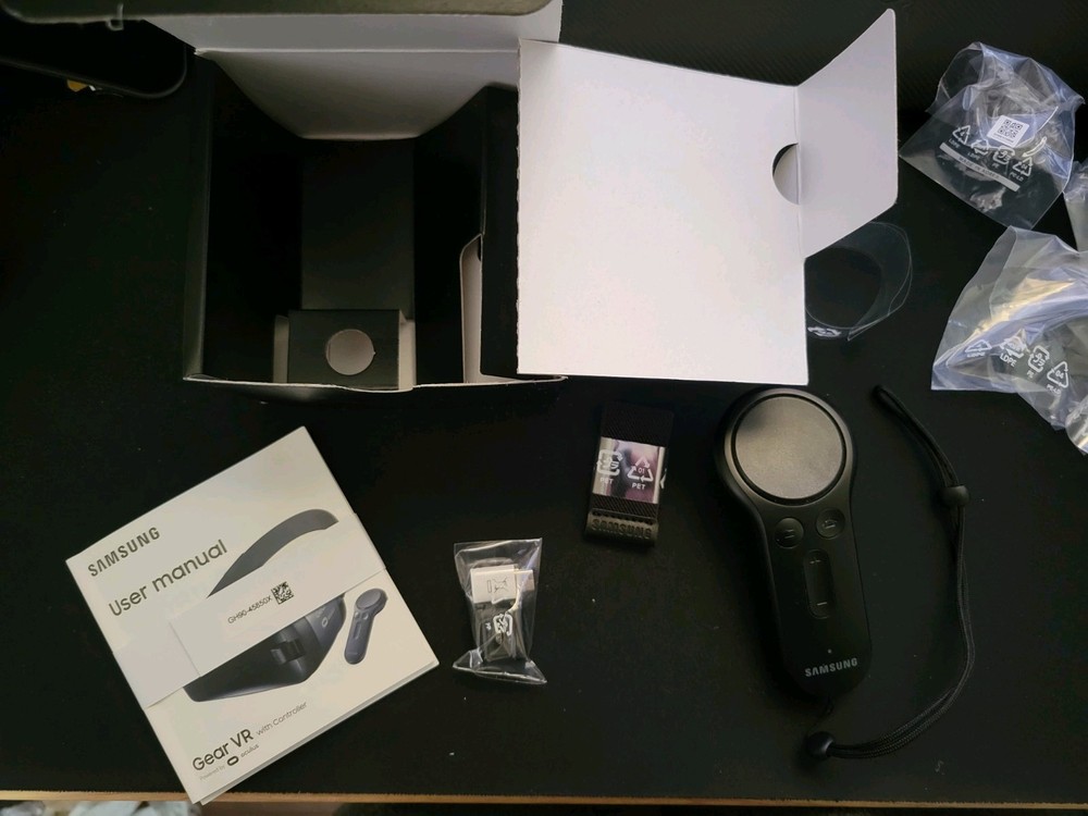 Samsung SMR324 Gear VR with Controller - Black