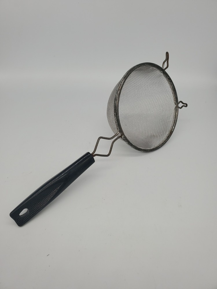 Ecko Strainer Sifter Handheld 11.5" x 5" Wire Mesh Plastic Black Handle Vtg✨️