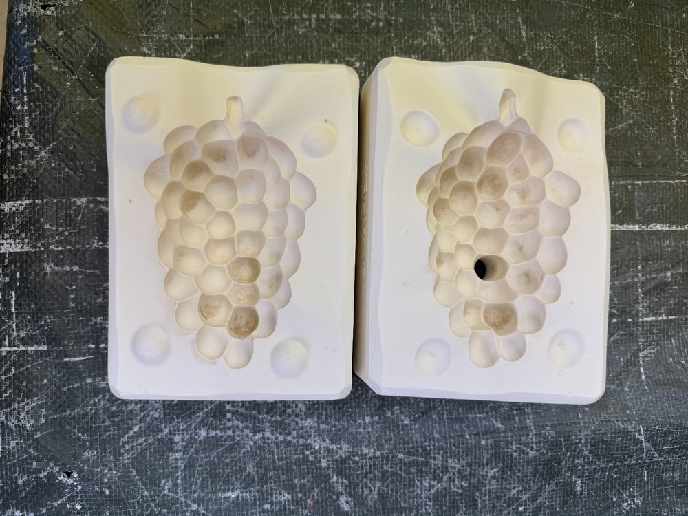 VINTAGE BOOTHE CERAMIC MOLD #1127 GRAPES