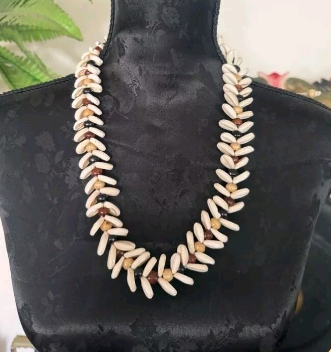 Necklace Cowrie Shell / Bead