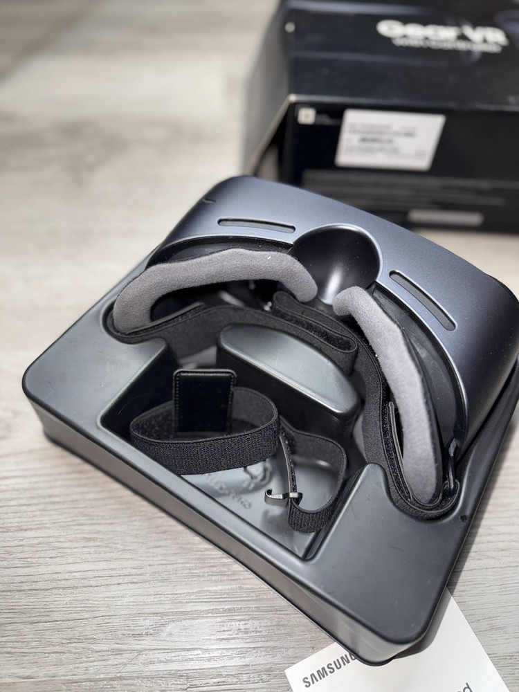 Samsung Gear VR SM-R325 With Controller