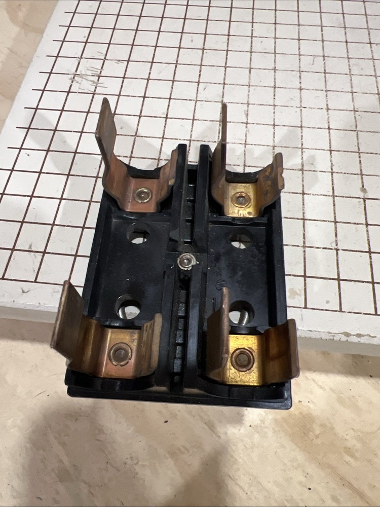 GENERAL SWITCH CORP 60 AMP FUSE PULL OUT HORIZONTAL SLOT