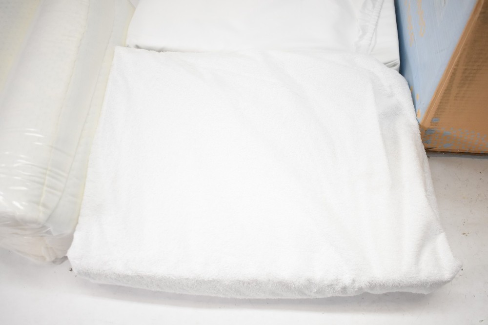 Sleep Essentials Queen Size Bedding Set White Mattress Protector/Topper