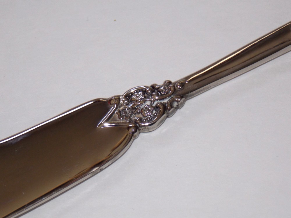 WALLACE SILVERSMITHS - Silverplated Antique Baroque Spreader