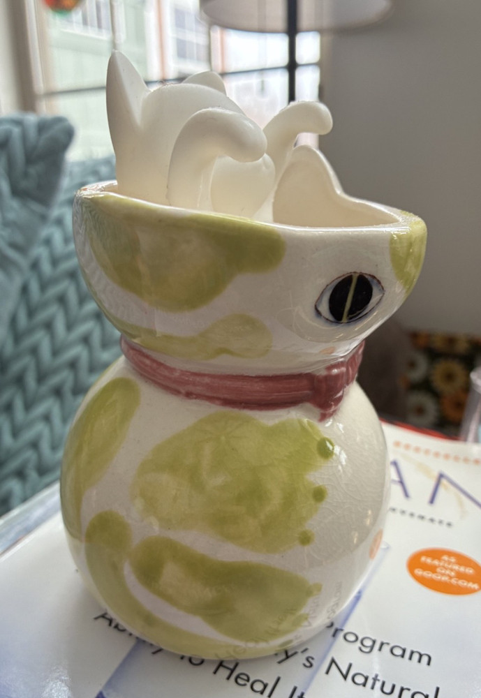 CERAMIC CAT CREAMER WITH CAT TEA DIFFUSER