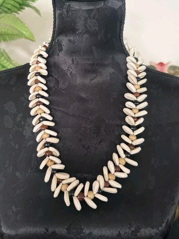Necklace Cowrie Shell / Bead
