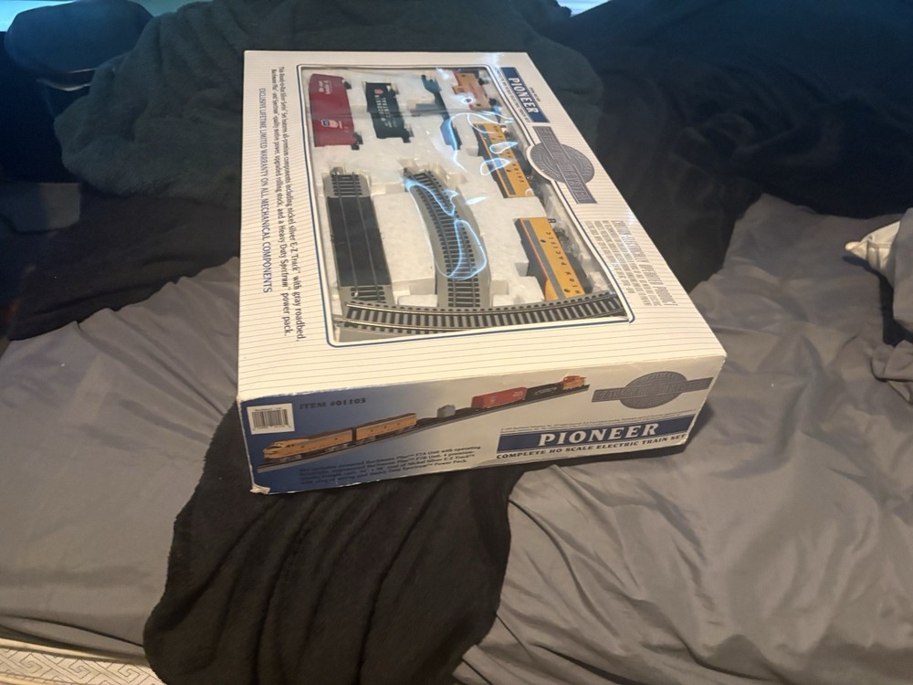 Pioneer Complete Ho Scale Electric Train Set