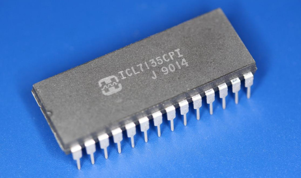Intersil ICL7135CPI, 4-1/2 Digit, BCD Output, A/D Converter (2 Pcs)