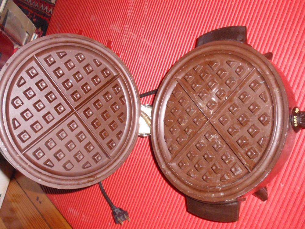 VINTAGE TOASTMASTER WAFFLE IRON 1950'S OR 60'S ?