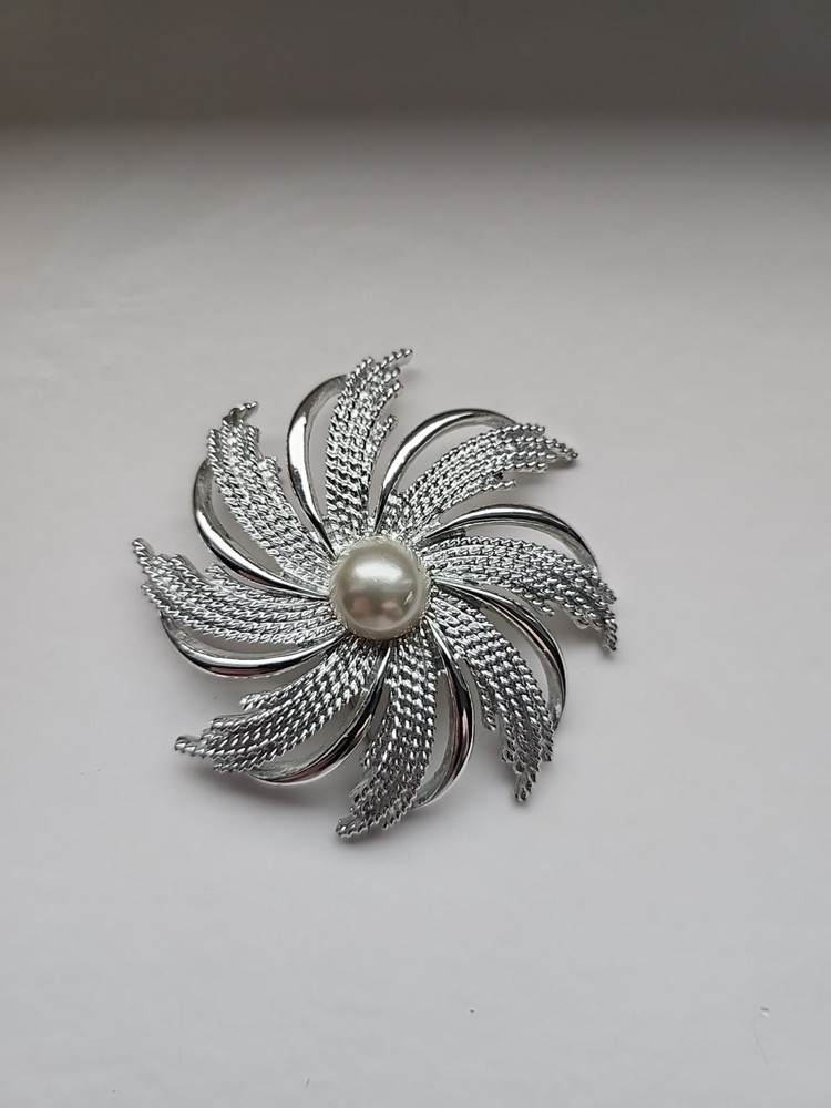 Beautiful Brooch From Canada Silver Tone