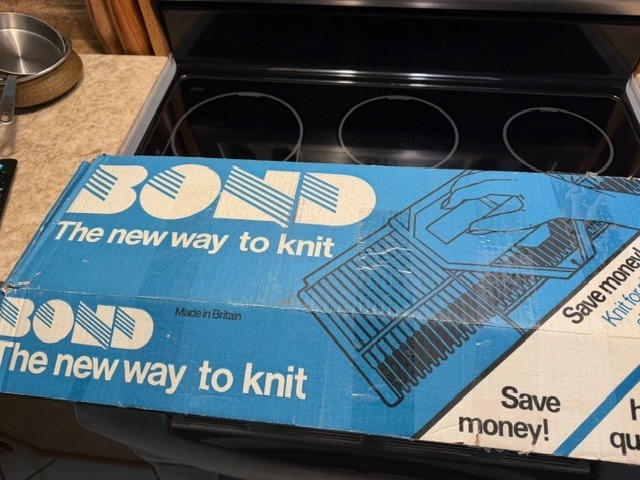 BOND Knitting machine with patterns, instructions, and accessories