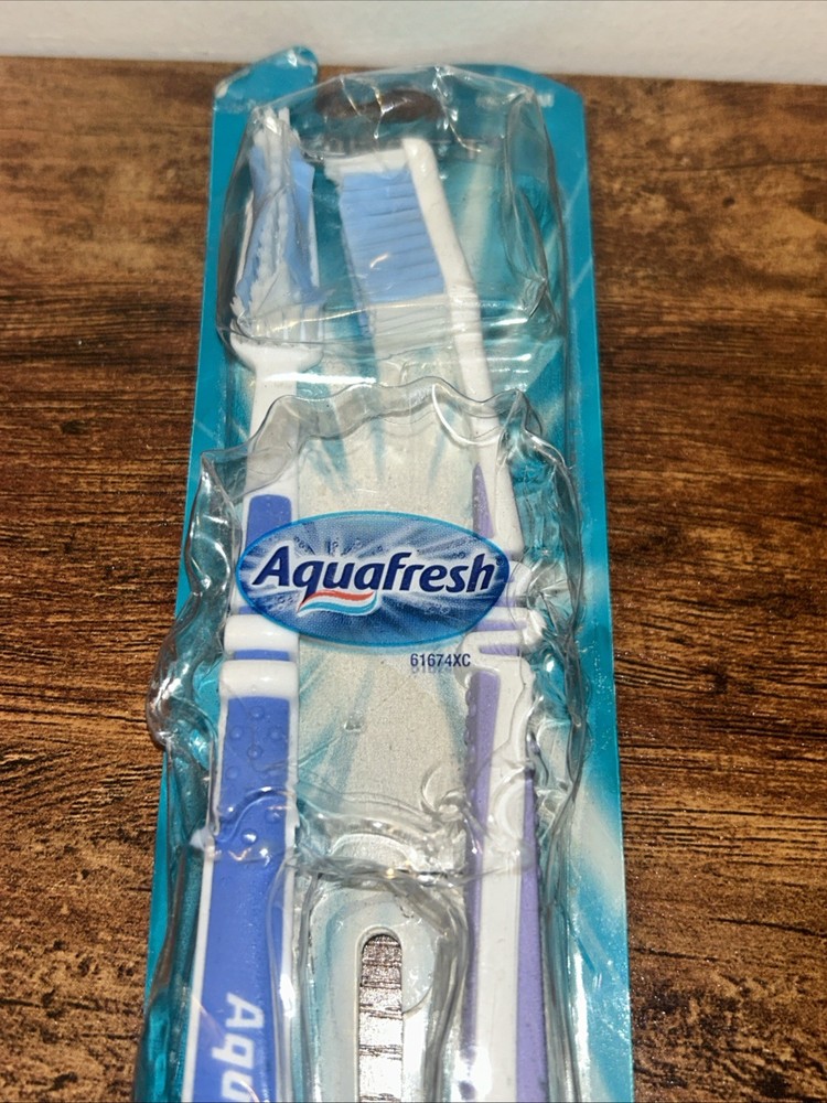 Aquafresh Medium #32 Toothbrushes 2-Pack Sealed 61674XD - Slight Pkg Damage