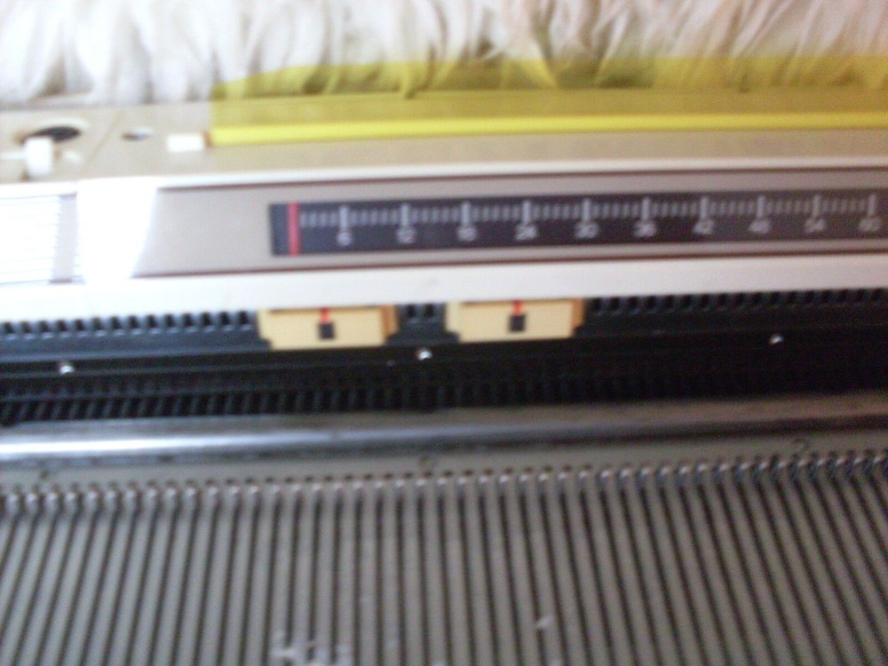 .Singer/studio/ Sk 560 Electronic KNitting machine