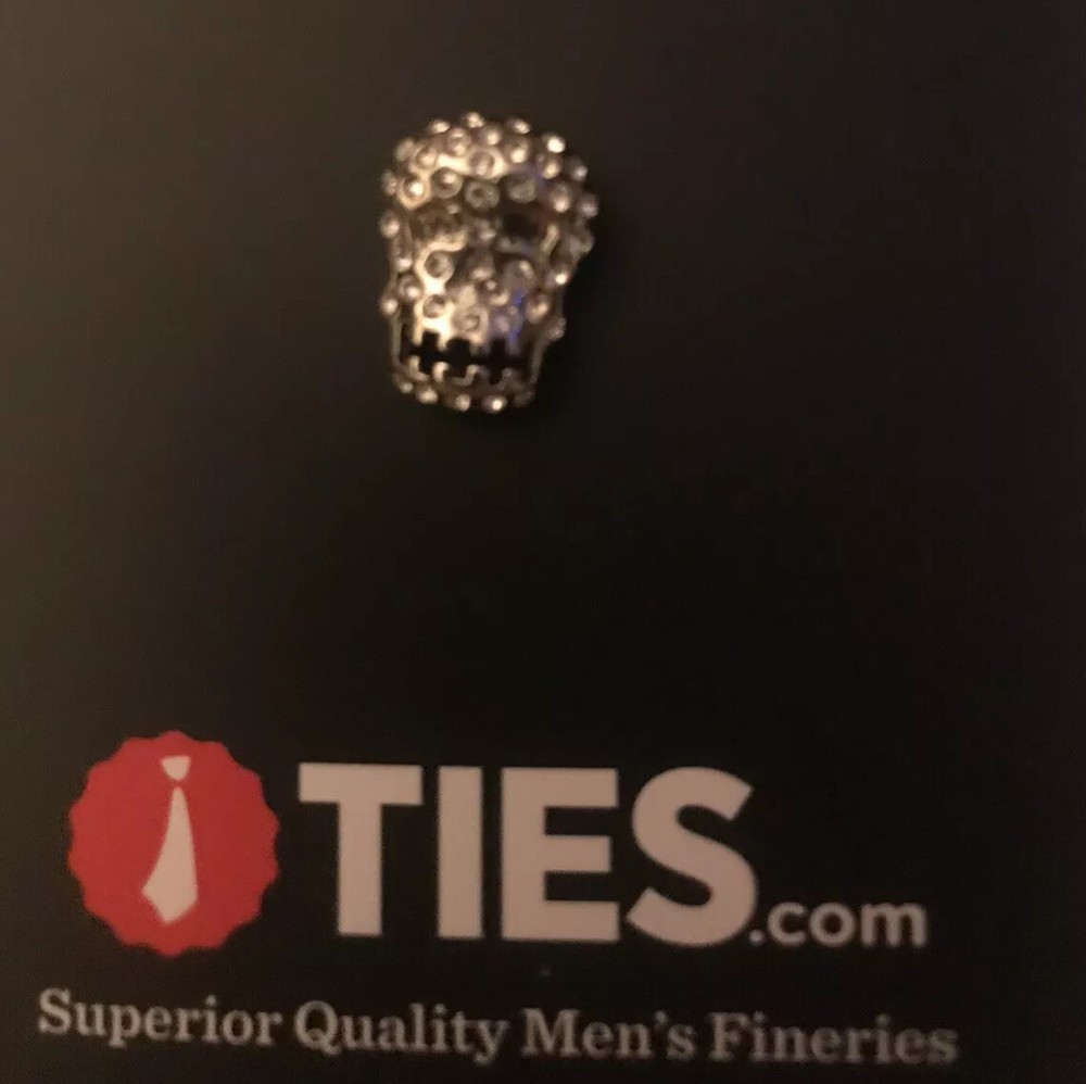 Skull Lapel Pin. Metal.