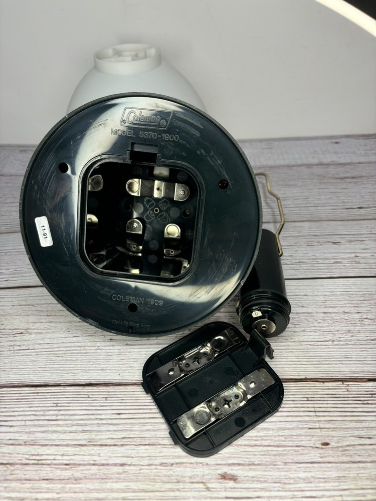 Working Coleman Model 5370-1900 Camping Lantern